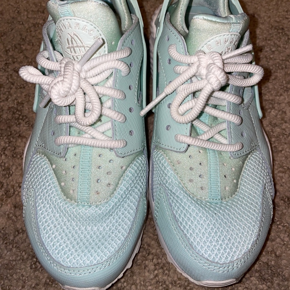 nike huarache size 6 women